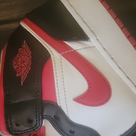 Jordan 1 Very berry low gs - Picture 2 of 5